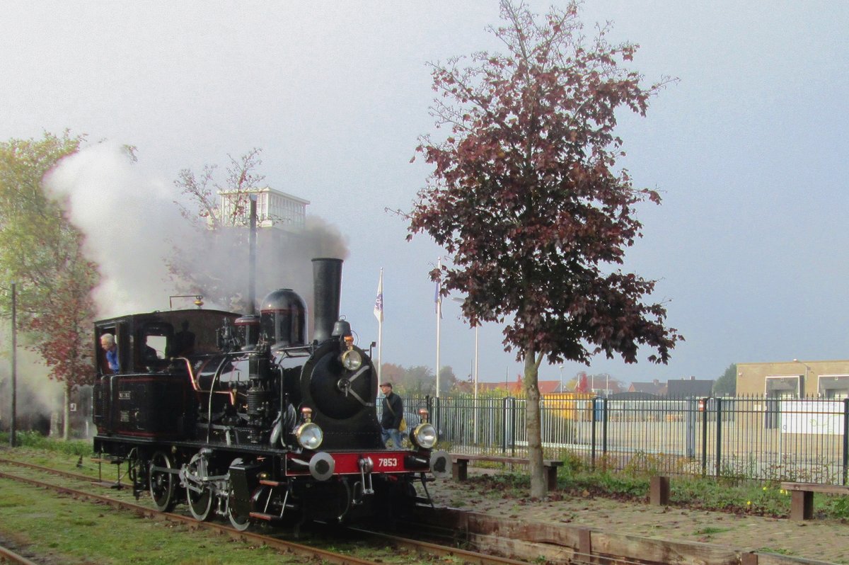 Ex-NS 7853 'NAVIZENCE' runs round at Haaksbergen, head station of the MBS, on 23 October 2016. This engine is of Swiss design and was ordered by NS after the Second World war to rebuild the very depleted locomotive parc. SBB just had sidelined a massive bunch of C- tank engines due to their electrification programme and Nederlandsche Spoorwegen bought some of these locos fo9r local passenger and freight services.