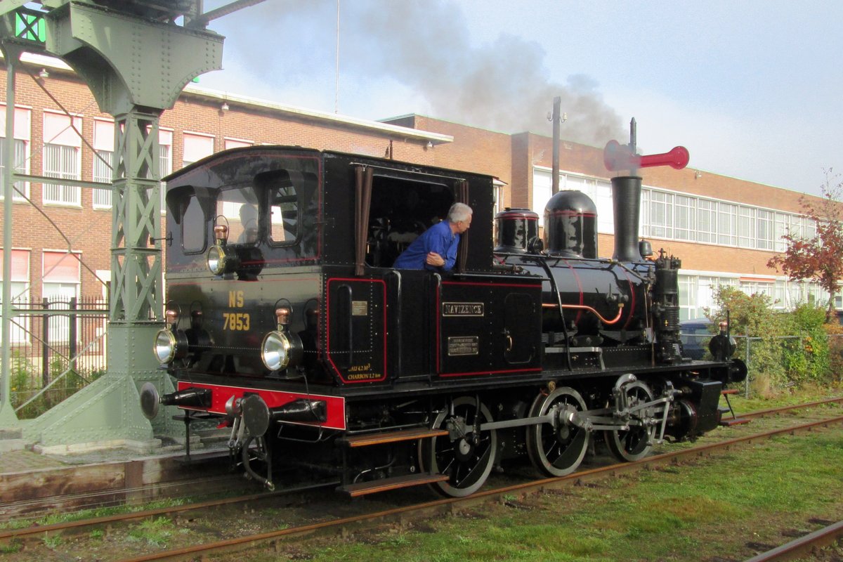 Ex-NS 7853 'NAVIZENCE' runs round at Haaksbergen, head station of the MBS, on 23 October 2016. This engine is of Swiss design and was ordered by NS after the Second World war to rebuild the very depleted locomotive parc. SBB just had sidelined a massive bunch of C- tank engines due to their electrification programme and Nederlandsche Spoorwegen bought some of these locos fo9r local passenger and freight services.