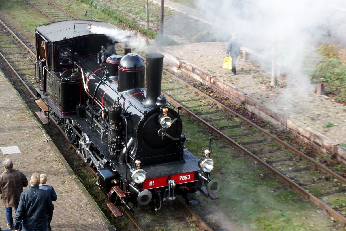 Ex-NS 7853 'NAVIZENCE' runs round at Haaksbergen, head station of the MBS, on 23 October 2016. This engine is of Swiss design and was ordered by NS after the Second World war to rebuild the very depleted locomotive parc. SBB just had sidelined a massive bunch of C- tank engines due to their electrification programme and Nederlandsche Spoorwegen bought some of these locos fo9r local passenger and freight services.