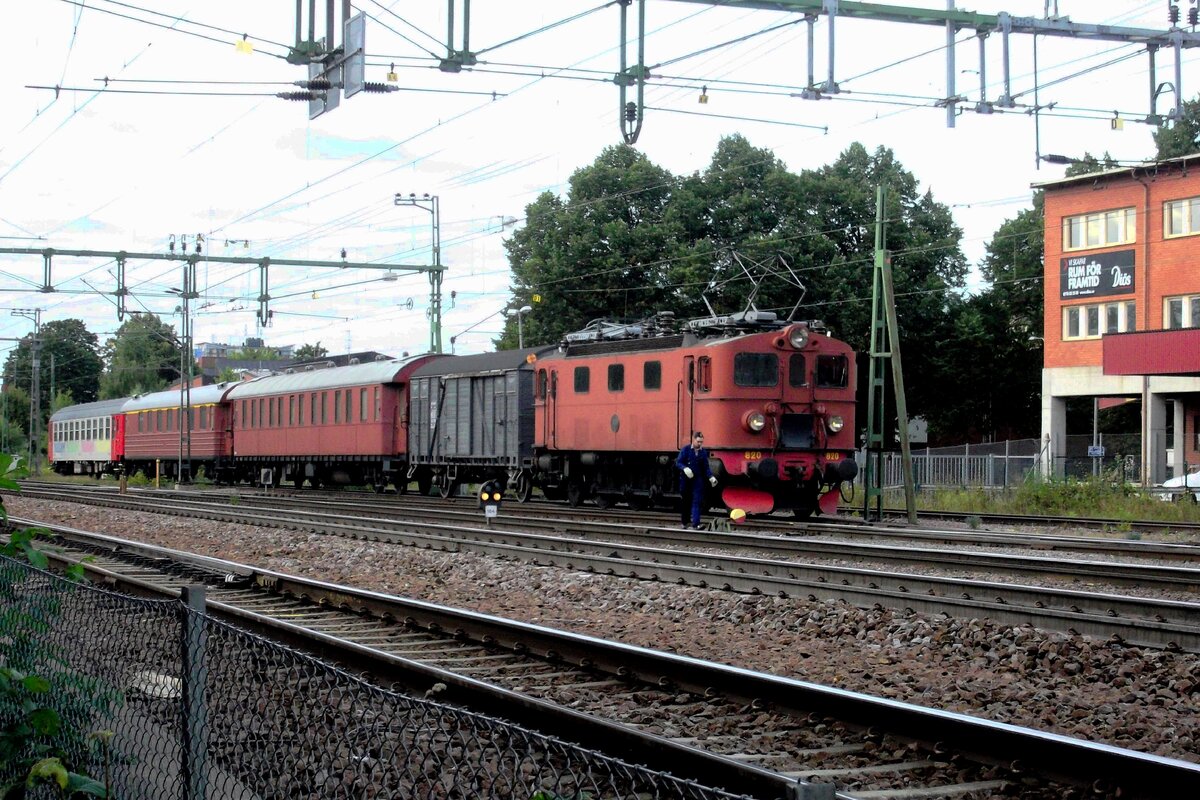 Ex-SJ 820 shunts an extra train at Gävle on 12 September 2015.