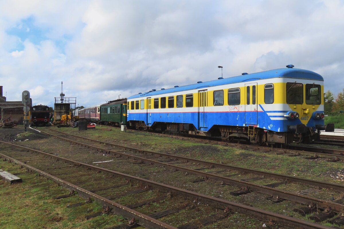 Ex-SNCB 4407 stands at Mariembourg with the CFV3V on a sunny 23 September 2023. This ten class strond Diesel rail cars were the first to receive this colour scheme that eventually and after much modifications would lead to the current NMBS/SNCB colour scheme. Not only The walloon have a Class 44, but the Flemish also can bask in the posession of a Class 44 rail car in these colours. That one is 4403 with the Sttomcentrum Maldegem.