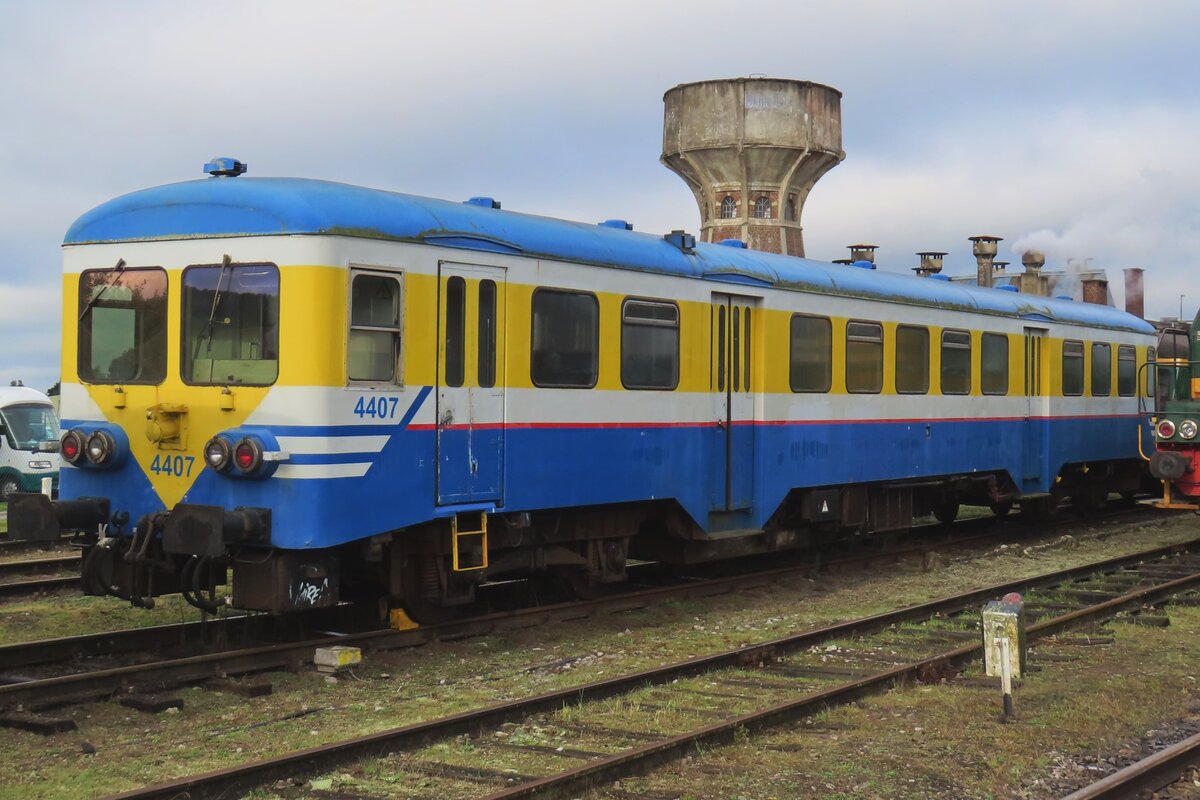 Ex-SNCB 4407 stands in Mariembourg with the CFV3V on 22 September 2023. This ten class strond Diesel rail cars were the first to receive this colour scheme that eventually and after much modifications would lead to the current NMBS/SNCB colour scheme.