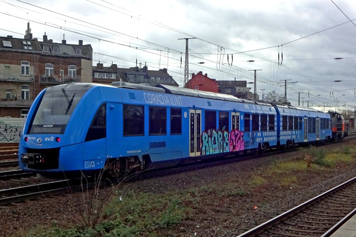 Experimental trainset EVB 654 602 is hauled through Köln West on 20 February 2020.