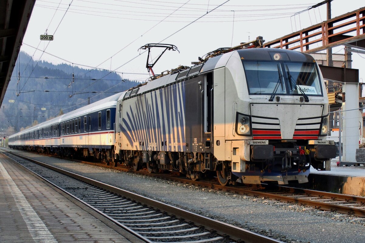Extra service: deputising for an unavailable Flirt EMU, Lokomotion 193 772 has ended the München-->Kufstein service of Meridian at Kufstein on 3 April 2017. Regular passengers and railway photographers both could value this sort of deputising.