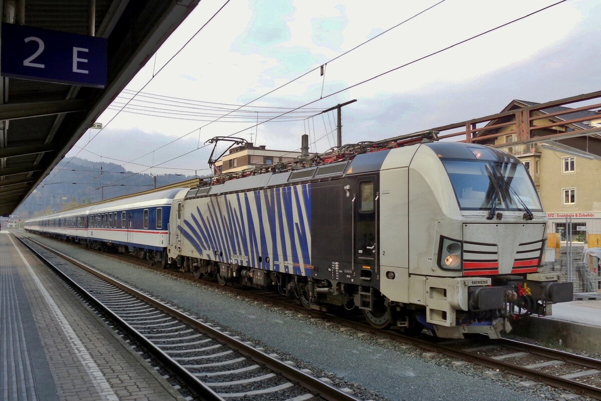 Extra service: deputising for an unavailable Flirt EMU, Lokomotion 193 772 has ended the München-->Kufstein service of Meridian at Kufstein on 3 April 2017. Regular passengers and railway photographers both could value this sort of deputising.
