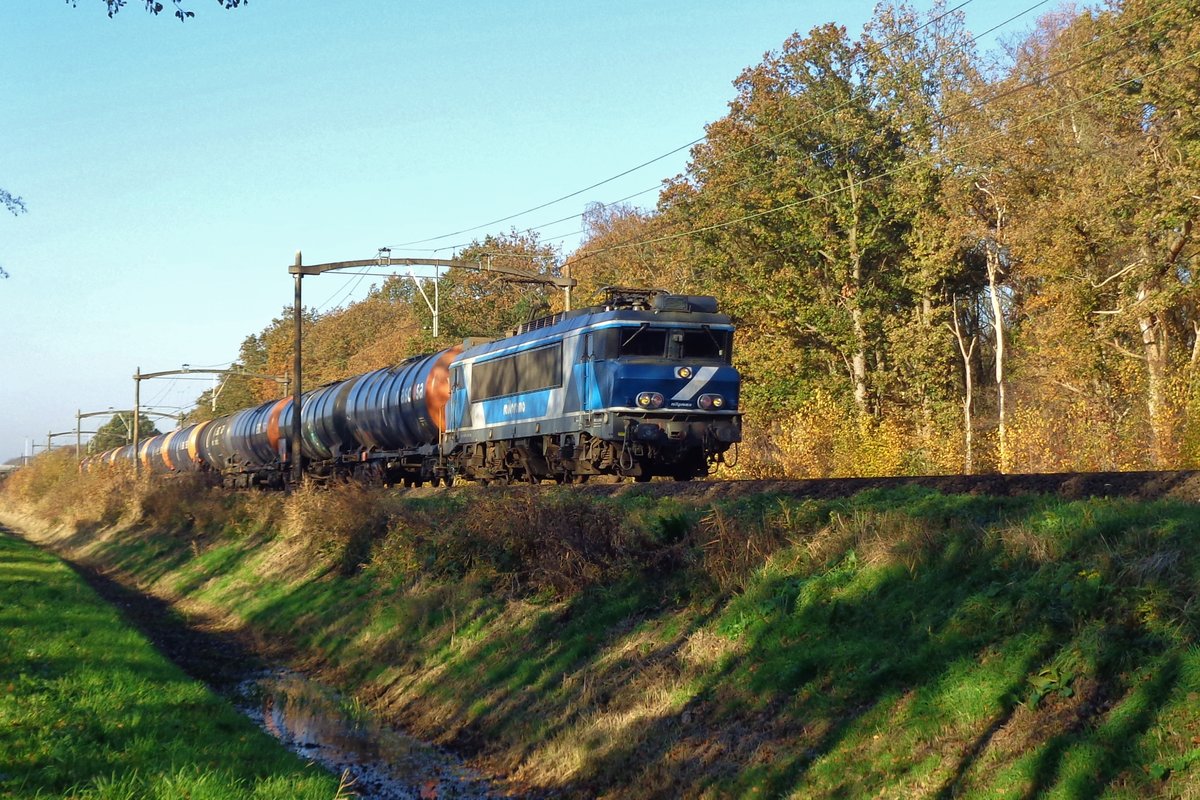 Extra tank train with RailPromo 101001 passes Tilburg Oude Warande on 17 November 2018.