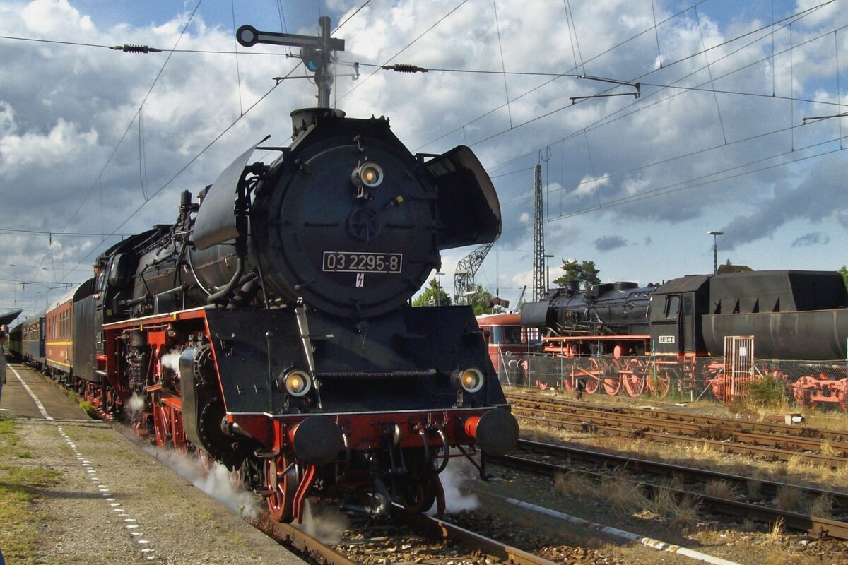 Extra train with 03 2295 stands at Nördlingen on 8 June 2009.