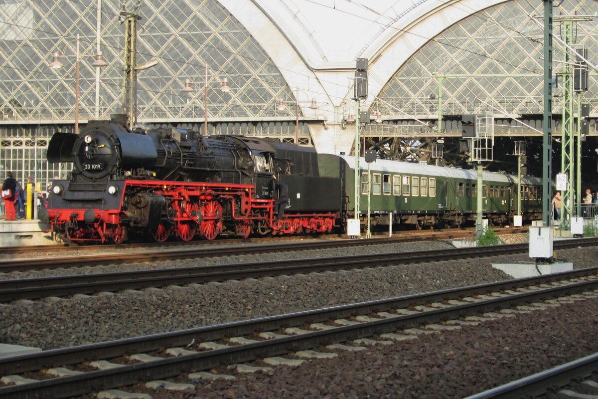 Extra train with 23 1019 leaves Dresden Hbf on the evening of 12 April 2014.