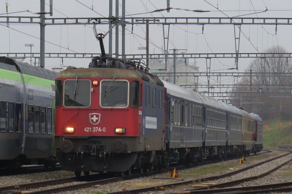 Extra train with SSG 421 374 awaits departure at Payerne on 31 December 2024. THis train will go empty to Geneve, where a host of travellers will spend the switch from 2024 to 2025 om board the train from geneve to Luzern and Burgdforf -and back.