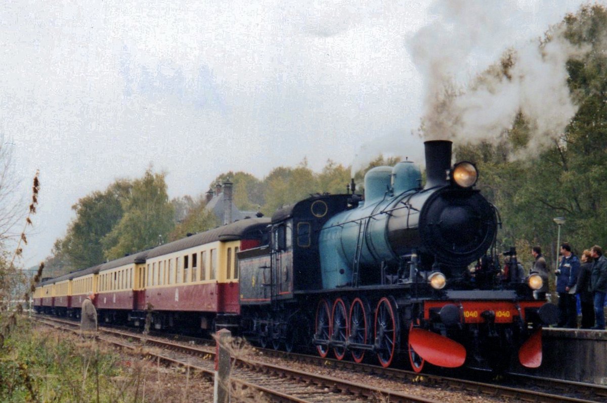 Extra train with ZLSM, ex-SJ 1040 stands on a grey 13 August 2005 at Schin-op-Geul.