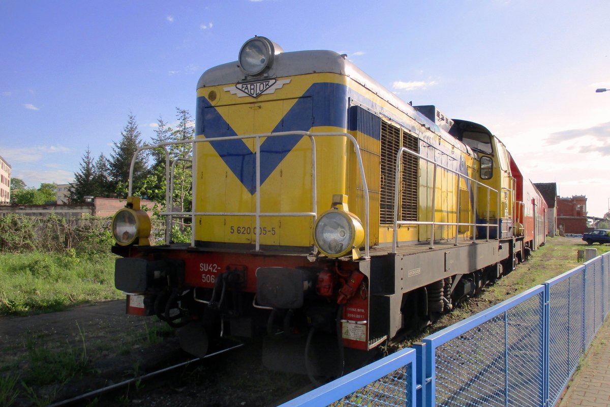 Fablok build SU42-506 stands aside at Kosztryn on 30 April 2016. Next day, she will form the stopping train to Goprzow Wielkopolskie, hauling one coach.