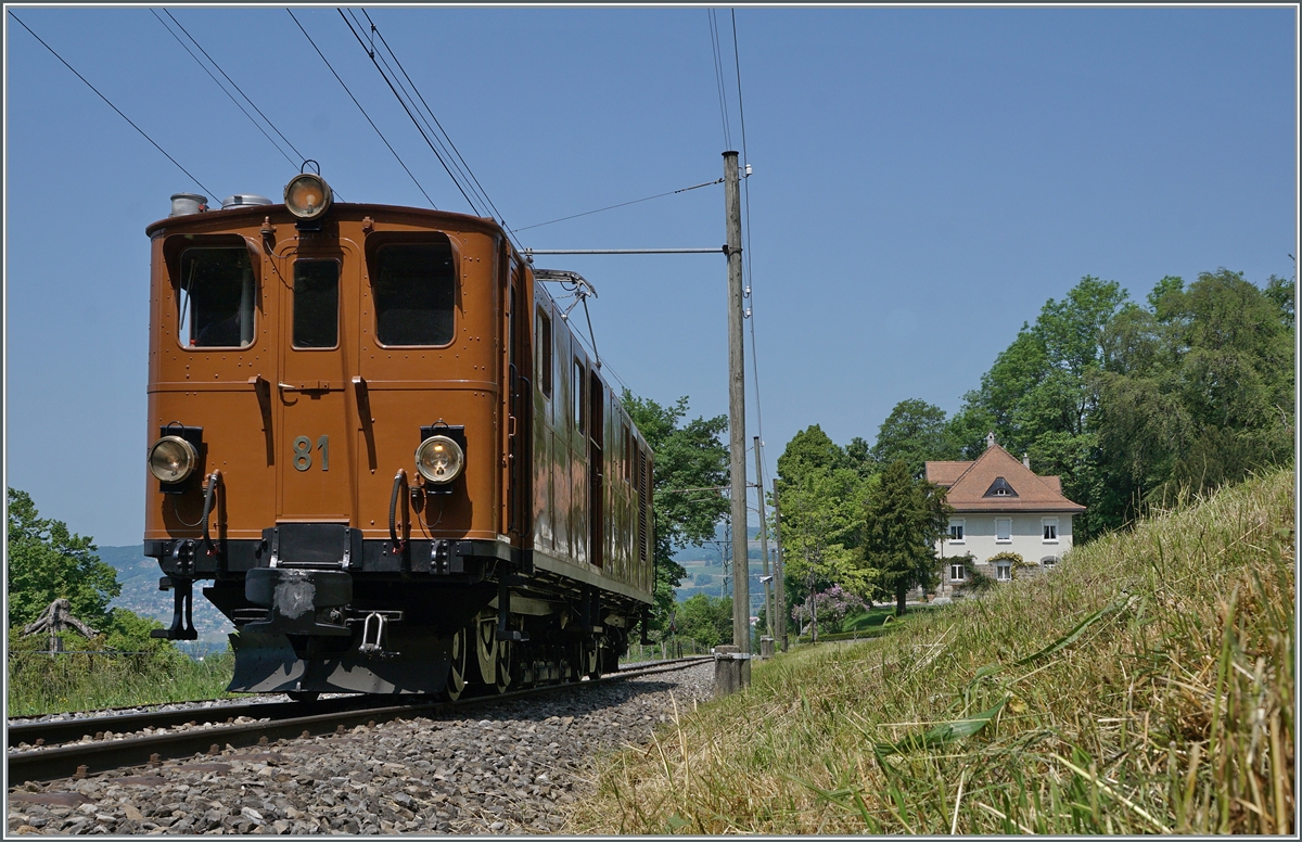 Festival Suisse de la vapeur / Swiss Steam Festival 2023 of the Blonay-Chamby Bahn: The Bernina Bahn Rhb Ge 4/4 81 of the Blonay Chamby Bahn has come from Blonay and is now waiting at the entry signal from Chaulin to continue its journey. Image from a worm's eye view at a location on the edge of the meadow.

May 29, 2023