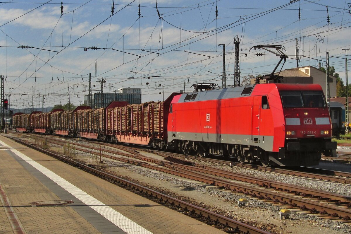 Five wagons with wooden logs is the consist for 152 093 passing through Regensburg Hbf on 17 September 2015.