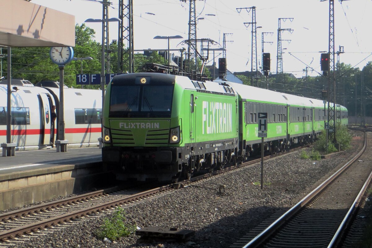 FlixTrain 193 604 is about to call at Düsseldorf Hbf on 22 May 2022.