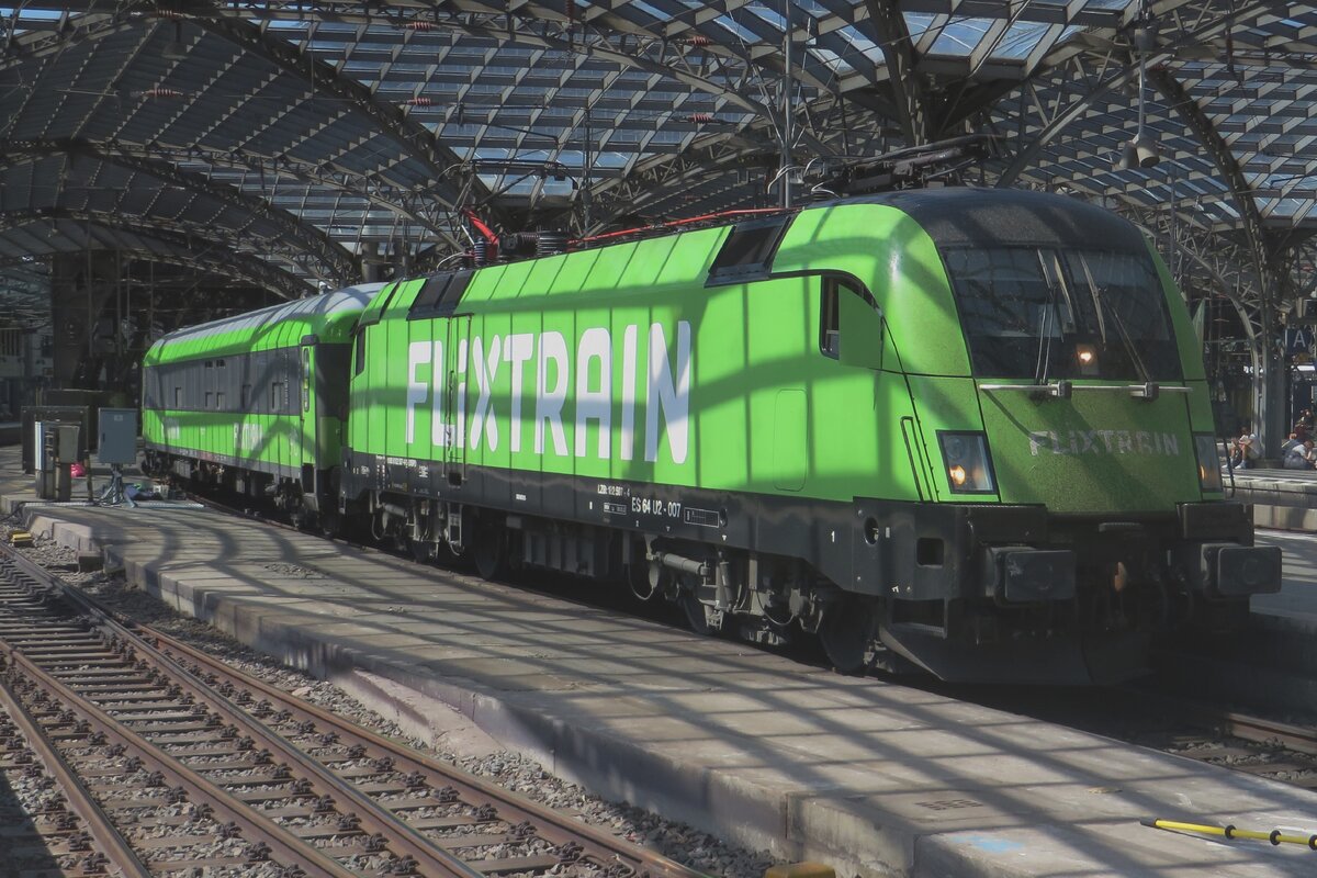 FlixTrain U2-007 calls at Köln Hbf on 22 May 2022 with a fast train to Hamburg via Essen and Osnabrück. FlixTrain rented this loco from Dispolok.