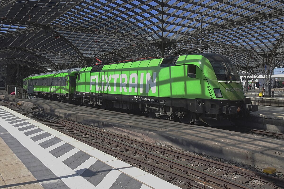 FlixTrain U2-007 calls at K�ln Hbf on 22 May 2022 with a fast train to Hamburg via Essen and Osnabr�ck. FlixTrain rented this loco from Dispolok. In 2026 FLIX returned almost all Tauri Class 182 tothe respective lease companies. 