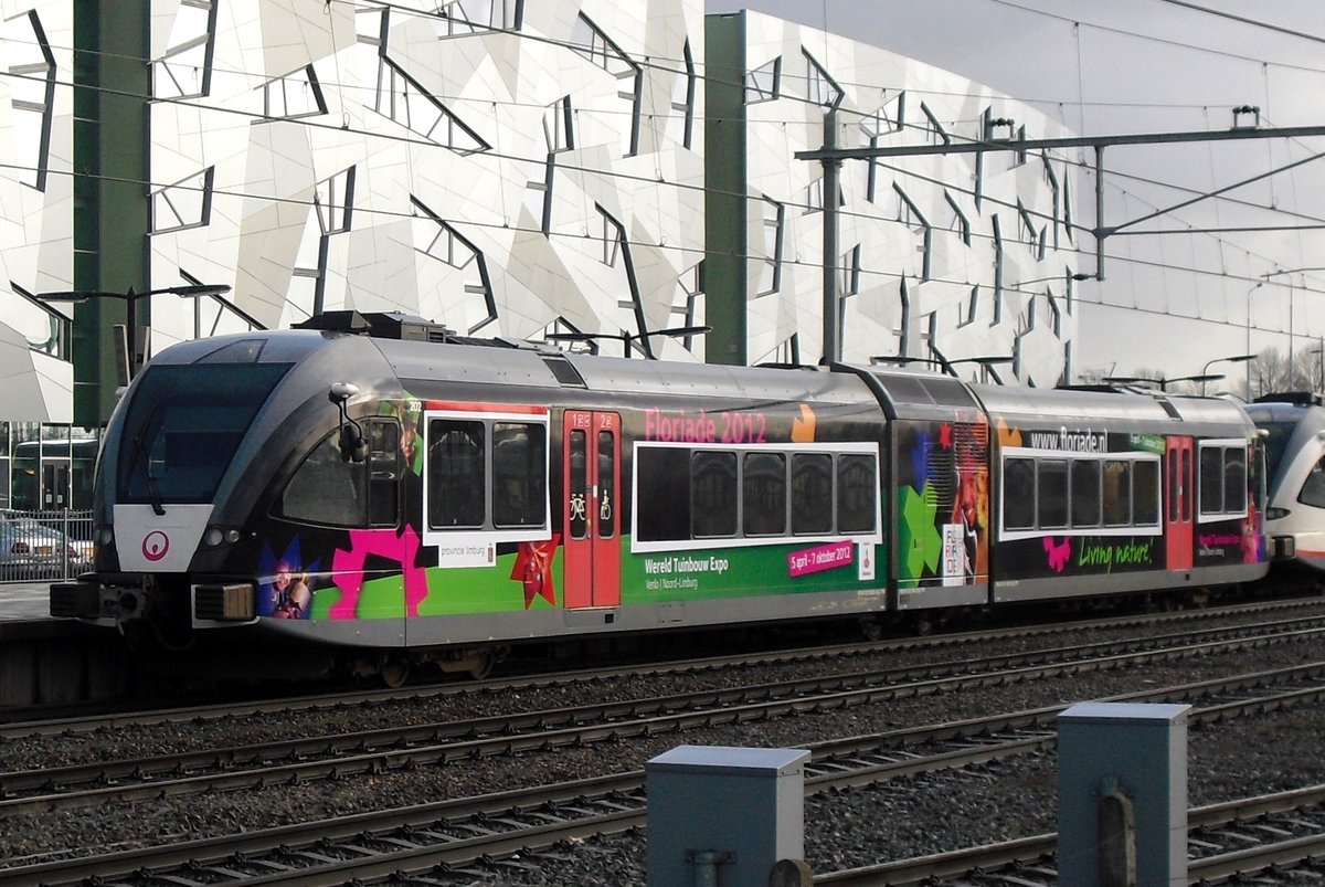 FLORIADE advertiser Veolia 202 enters Nijmegen on 12 August 2012. The Floriade is the Netherlands' biggest exposition of flowers and gardening and is held every ten years. In 2012 Venlo was host and since Venlo lies on a Diesel track from Nijmegen, erstwhile operator Veolia took on the chance to decorate DMU 202 in appropriate livery.