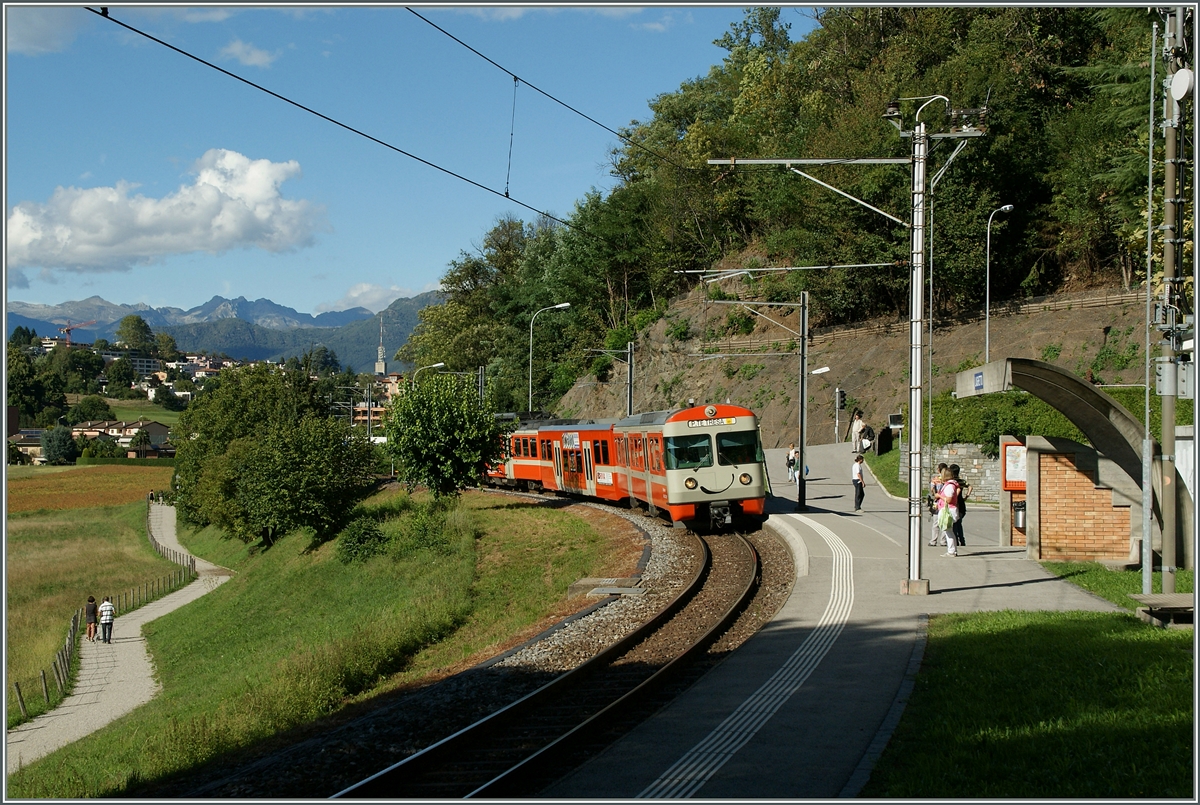 FLP Local Train is arriving at the Sorengo Laghetto Station.
12. 09.2013