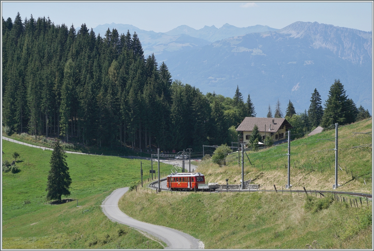 For the 125th anniversary of the Bex - Villars - Col-de-Bretaye Railway (BVB), the BDeh 2/4 N° 25 railcar, which went into operation in 1944, was painted in the original BVB livery. The  Flèche  will now complete a return trip from Villars-sur-Ollon to the Col-de-Bretaye on a few days in the anniversary summer. The picture shows the BDeh 2/4 25 shortly after leaving Col-de-Soud. 

August 19, 2023