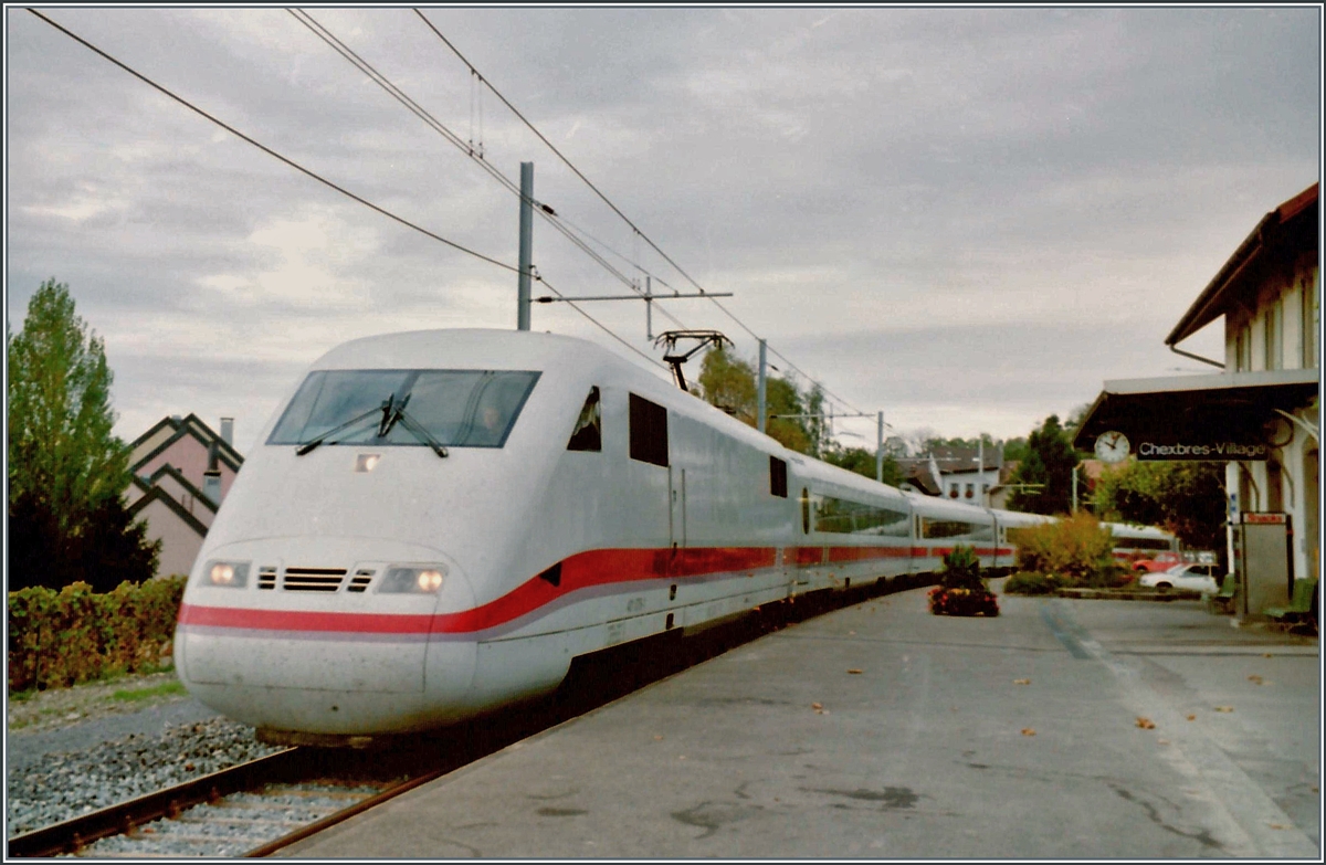 For the vistior of the TTW in Montreux runs this special ICE service from Zürich to Montreux and back via the  Train des Vigens  ligne, here in Chexbres.

Analog picture / Oktober 1995