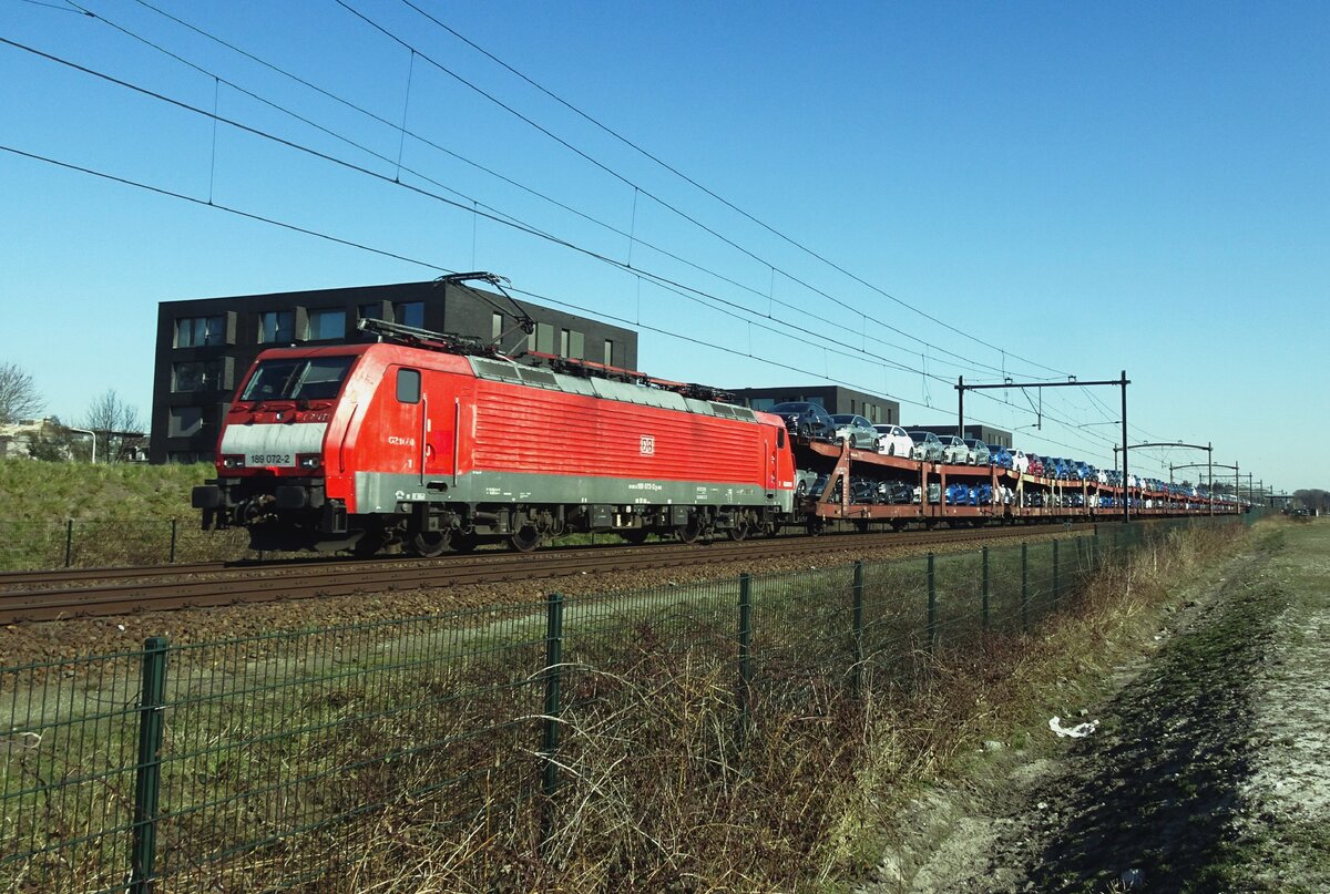 FORD automotives are carried by the Gefco train with 189 072 at the reins near Tilburg on 8 March 2022.