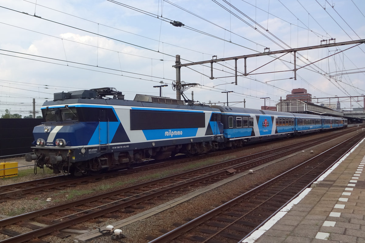 Former 1600/1800 RailPromo 101001 leaves Amersfoort with the Dinner Train on 5 December 2018. Sadly, Rail Promo went bankrupt in the summer of 2019; the Dinner Train has been taken over by another company, albeit with a starkly reduced service.