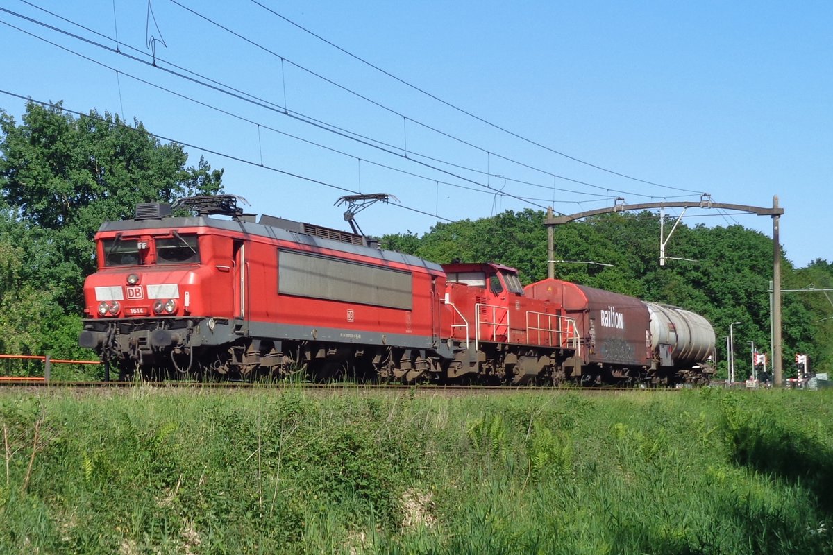 Former NS 1614 hauls a very short freight past Tilburg Oude Warande on 26 July 2017.