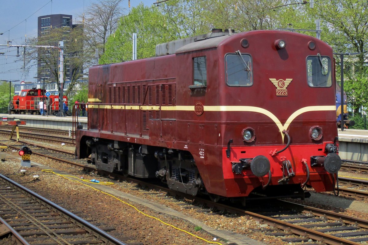 Former NS 2225 stands at Venlo on 6 May 2017.