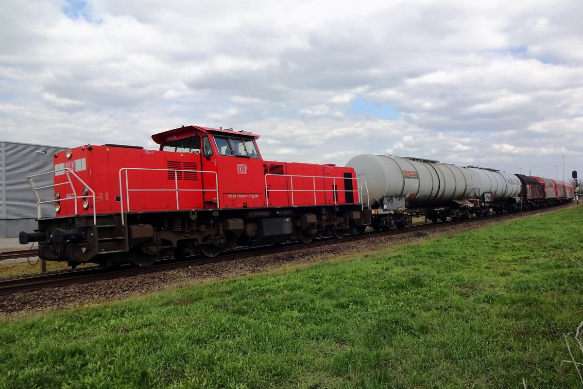 Former NS 6411 hauls a mixed freight out of Venlo to Roermond on 8 April 2021.