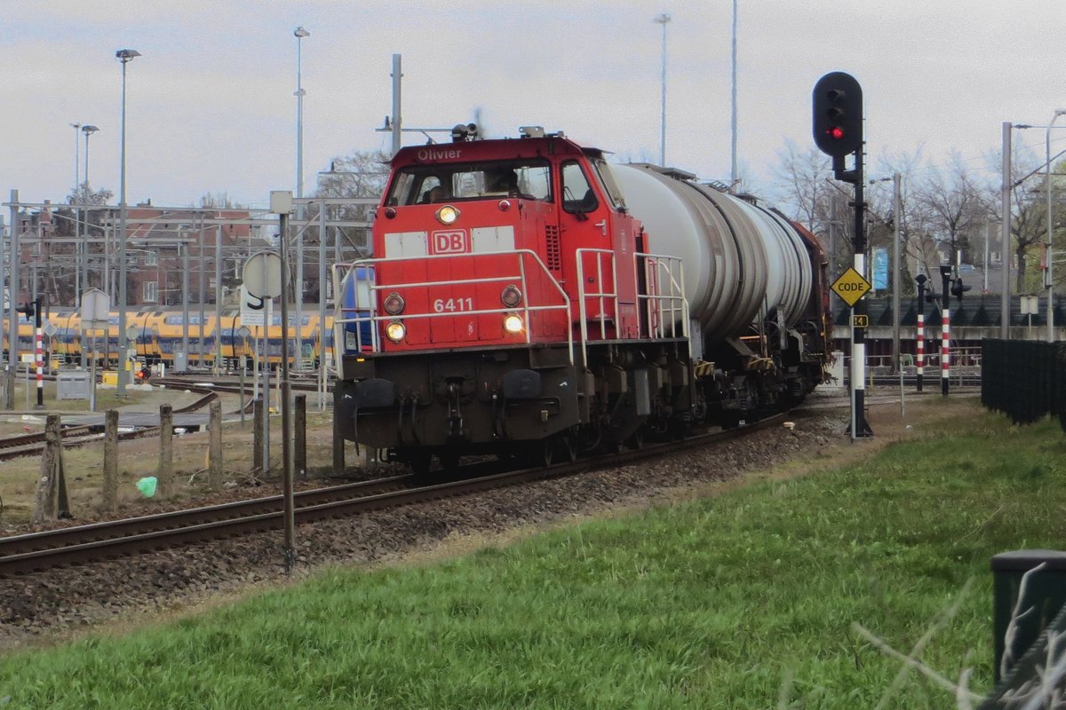 Former NS 6411 hauls a mixed freight out of Venlo to Roermond on 8 April 2021.