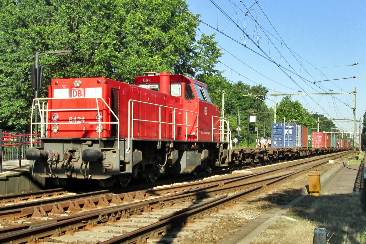 Former NS Cargo 6424 hauls a container train to Acht through Tilburg-Universiteit on 20 July 2016.