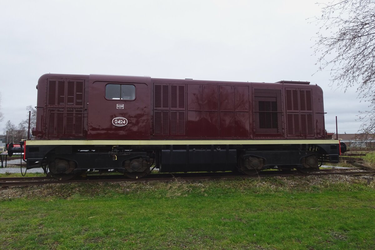 Former NS, then VFLI and now SGB: 2424 has been neatly restored and is seen on 18 February 2023 with the SGB in Goes.
