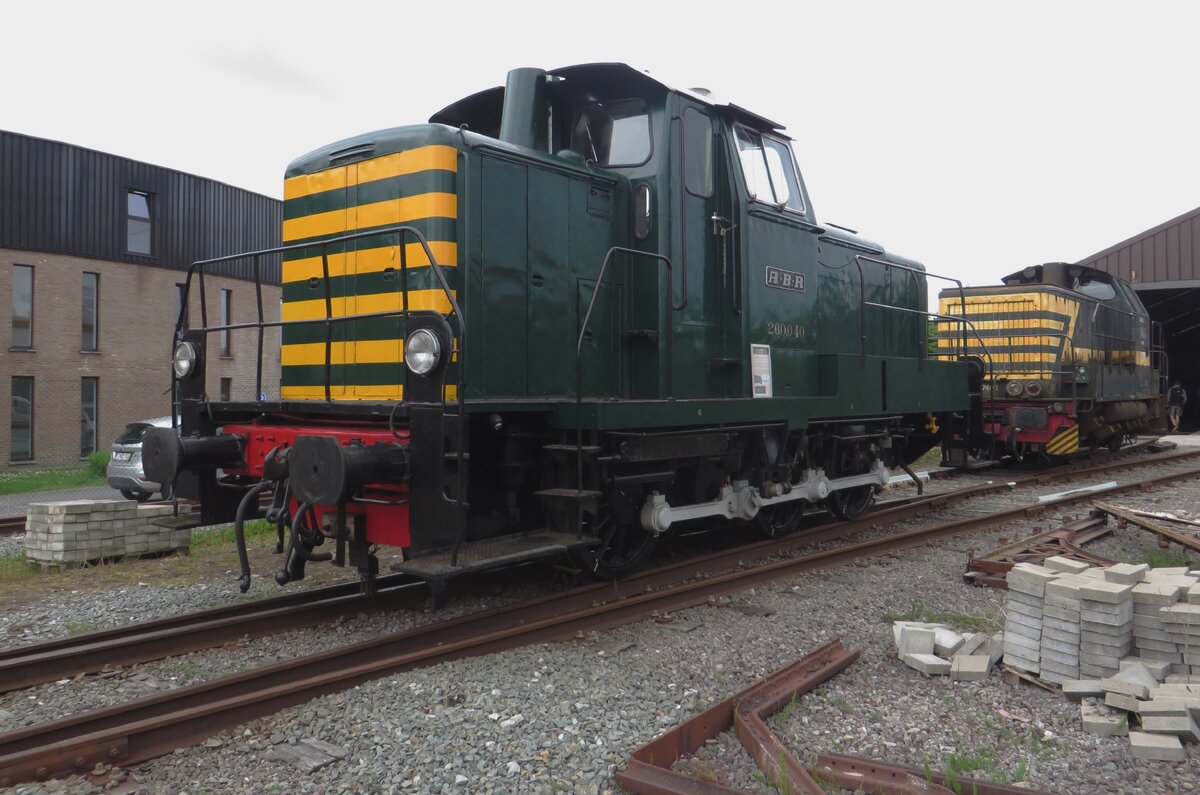 Former SNCB 8040, now SCM 260.040 stands at Maldegem during the SCM's annual Steam Weekend on 6 May 2023. Between 1960 and 1963, SNCB received 69 locos of this type and numbered them into the 260 series -at the same time Deutsche Bundesbahn numbered the same type into Class V 60. After 1968 DB pressed a new number system into service, turning Class V 60 into 260 and quickly after that into 360. About the same time, in 1971, SNCB got a new four digit number system, where the Class numbers 260.0 were abandoned in favour of Class 80 (8001-8069). Note that Class 260/80 differs clearly from other shunter Classes 83-85 but look quite similar to Classes 73 and 82, the more powerful versions of Class 80.