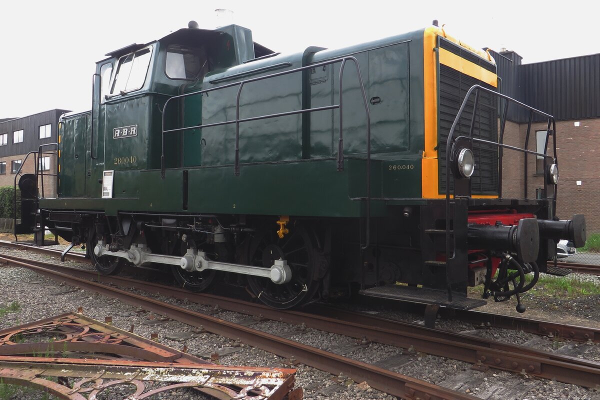 Former SNCB 8040, now SCM 260.040 stands at Maldegem during the SCM's annual Steam Weekend on 6 May 2023. Between 1960 and 1963, SNCB received 69 locos of this type and numbered them into the 260 series -at the same time Deutsche Bundesbahn numbered the same type into Class V 60. After 1968 DB pressed a new number system into service, turning Class V 60 into 260 and quickly after that into 360. About the same time, in 1971, SNCB got a new four digit number system, where the Class numbers 260.0 were abandoned in favour of Class 80 (8001-8069). Note that Class 260/80 differs clearly from other shunter Classes 83-85 but look quite similar to Classes 73 and 82, the more powerful versions of Class 80.