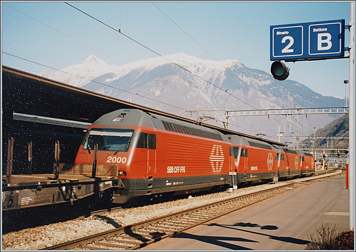 Four SBB Re 460 with a cargo train in Bellinzona on the way to the Gotthard.

analog picture from the spring 1996