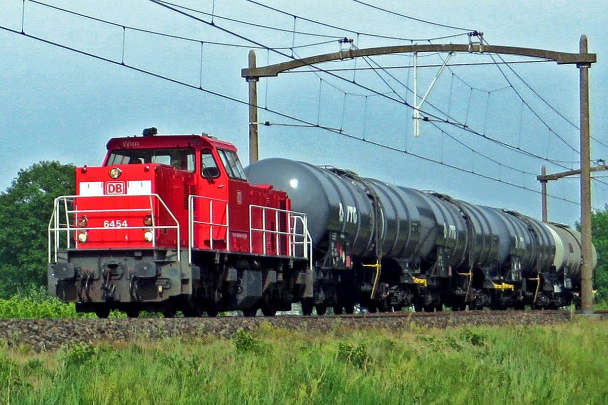 Four tank wagons 6454 had to haul past Oisterwijk on 8 May 2020.