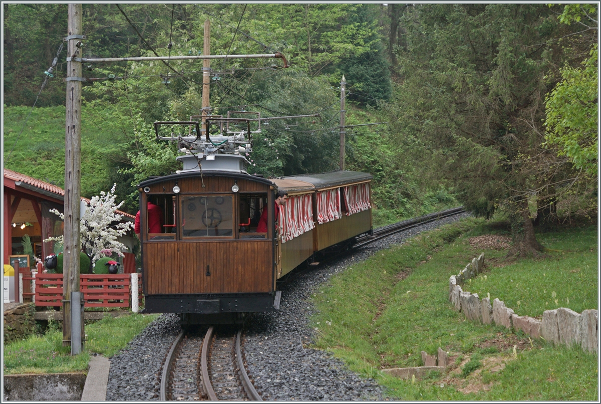 France not only offers fast trains but also very comfortable ones: Shortly after the departure from the valley station, the fer de la Rhune He 2/2, built in 1914 by the SLM/BBC, arrives with its first train of the day at Vmax 9 km/h the journey to the summit of La Rhune. The “valley station” refers to the Col de Saint-Ignace pass at 198 m above sea level. As you can see, the train also runs in bad weather.

April 15, 2024