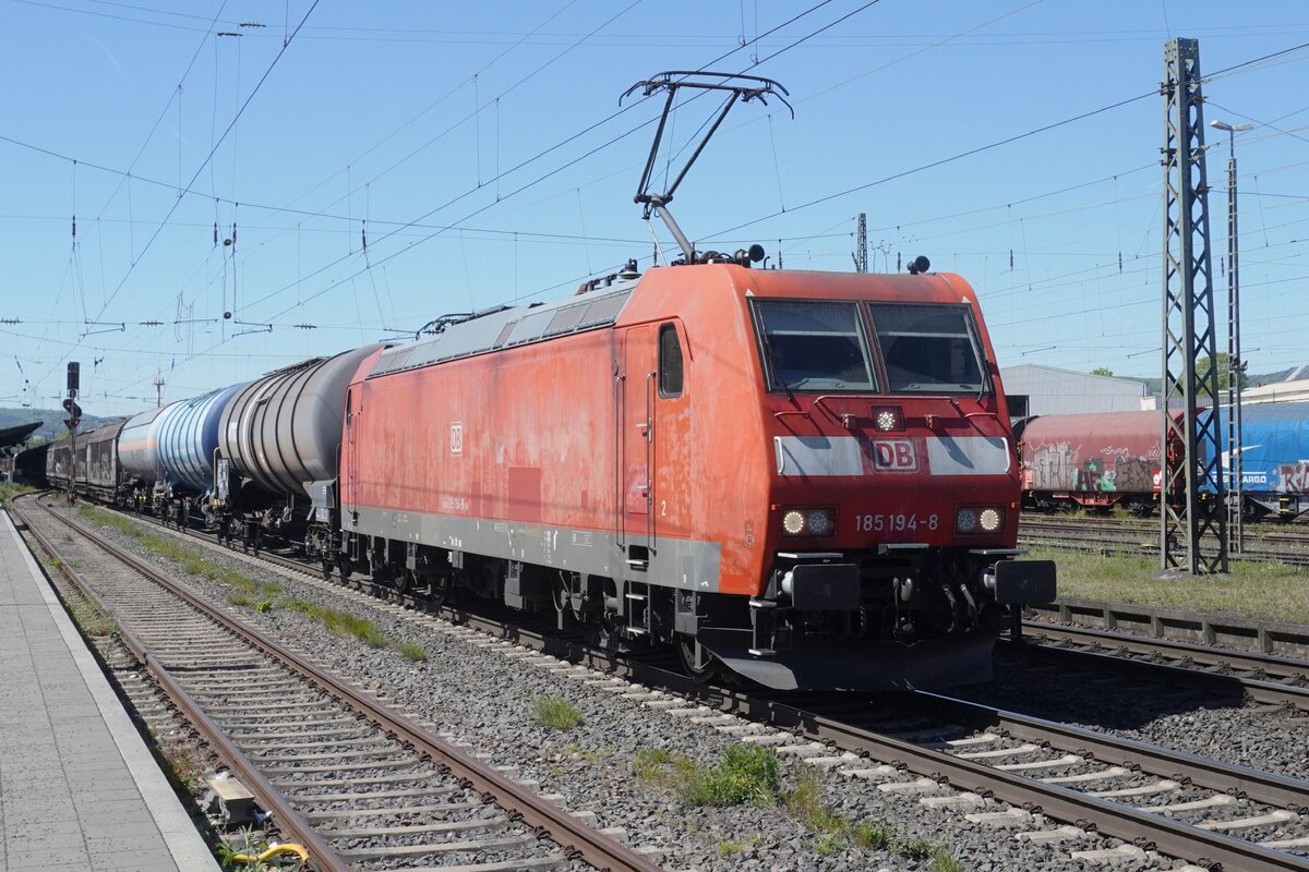 Freight rollercoaster at Neuwied: on 30 April 2026 DB Cargo 185 194 hauls a southbound mixed freight through Neuwied. Tu-Sa Neuwied sees massive flows of freights since it is sited between K�ln and Koblenz on the right Rhine bank (Rechtsrheinisch in German) where most freights between the two cities are directed -the left Rhine bank tracks (Linksrheinisch in good German) sees the long distance passenger trains that do not use the K�ln-Frankfurt HSL. 