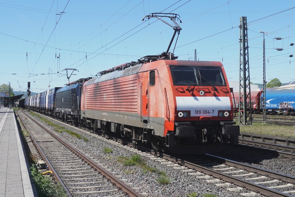 Freight rollercoaster at Neuwied: on 30 April 2026 DB Cargo 189 084 hauls a southbound ironore train in Innofreight containers through Neuwied. Tu-Sa Neuwied sees massive flows of freights since it is sited between K�ln and Koblenz on the right Rhine bank (Rechtsrheinisch in German) where most freights between the two cities are directed -the left Rhine bank tracks (Linksrheinisch in good German) sees the long distance passenger trains that do not use the K�ln-Frankfurt HSL. 