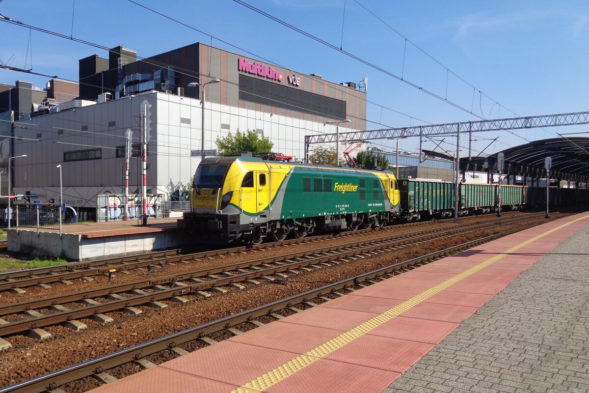 Freightliner E6ACTd-104 hauls a coal train through Katowice on 16 September 2018.