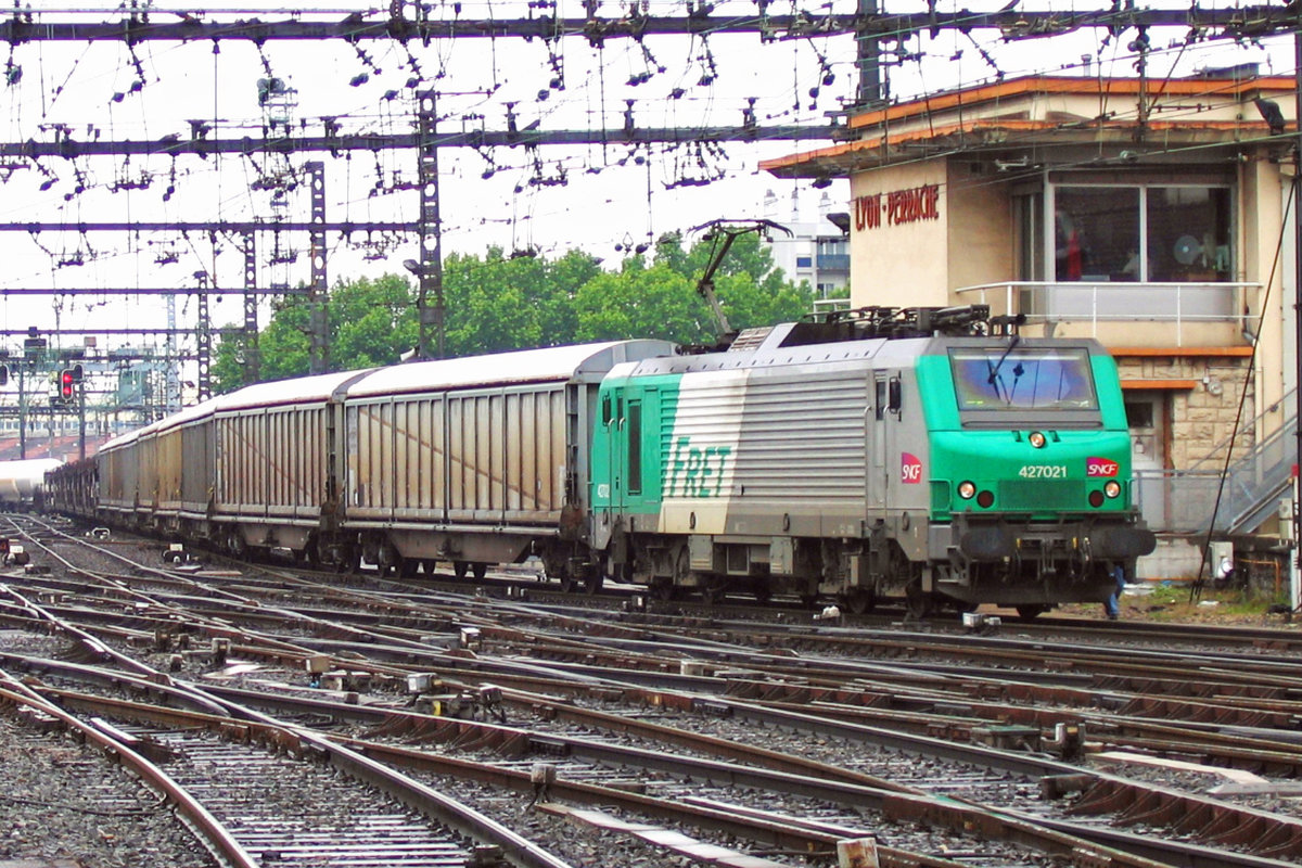 FRET 27021 is about to pass through Lyon-Perrache on 29 May 2008.