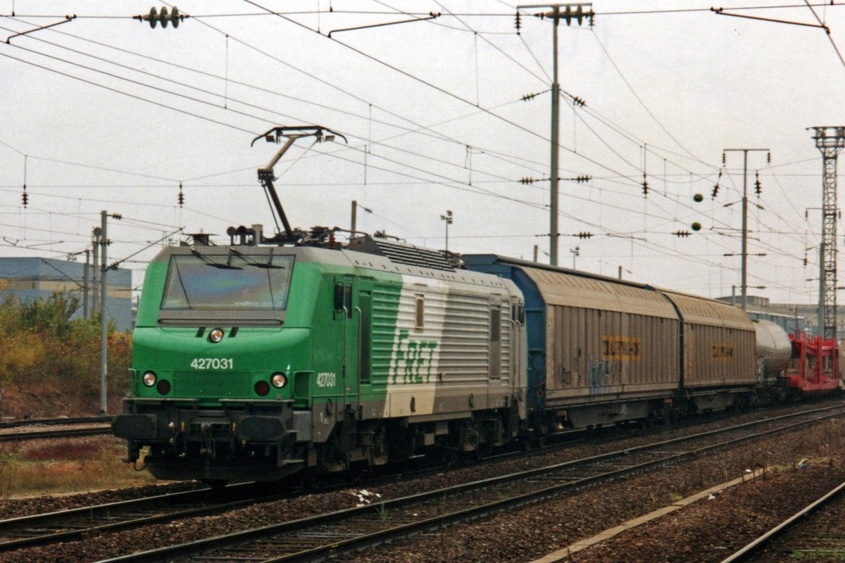 FRET 27031 hauls a mixed freight through Thionville on 18 May 2004.