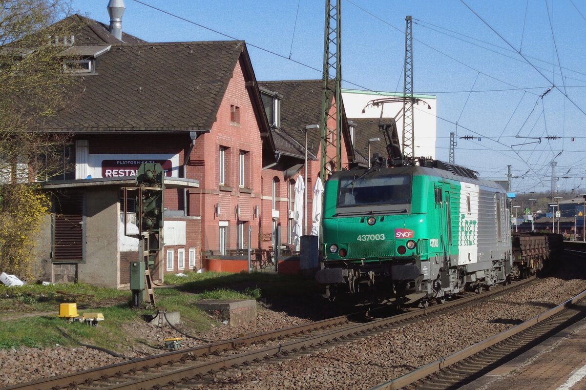 FRET 37003 hauls a steel train through Völklingen on 27 March 2017.