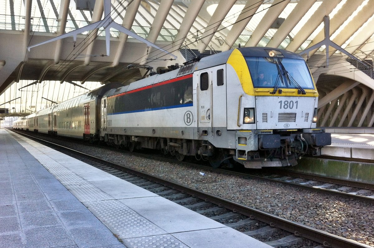 Frog's perspective on 1801 with an IC to Oostende at Liége Guillemins on 20 January 2017.