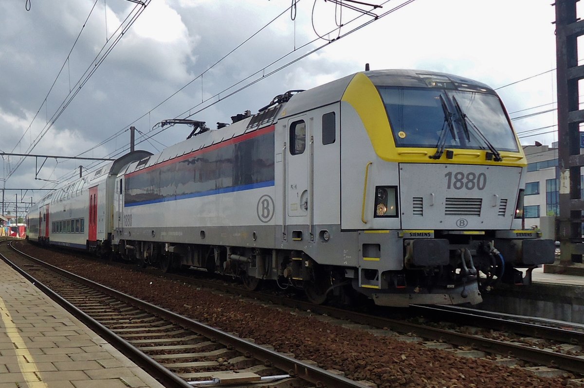 Frog's perspective on NMBS 1880 at Antwerpen-Berchem on 3 September 2016.