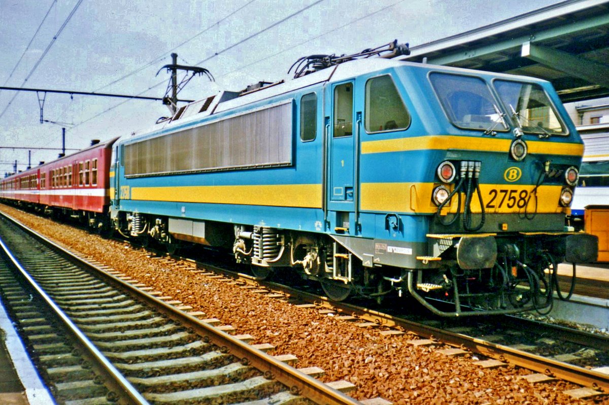 Frog's perspective on NMBS 2758 at Leuven Centraal on 27 July 1997.