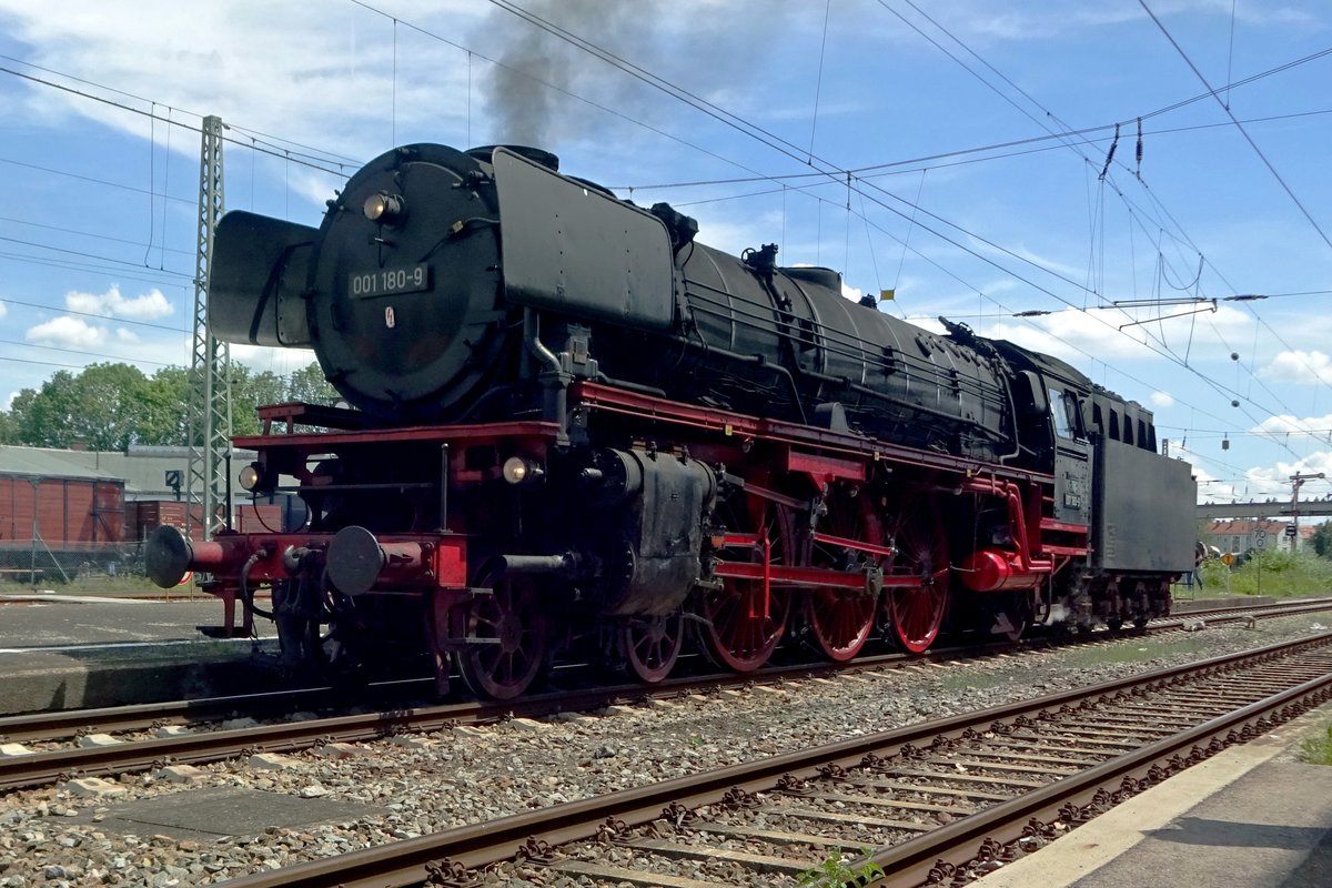 Frog's view on 001 180 at Nördlingen on 1 June 2019.