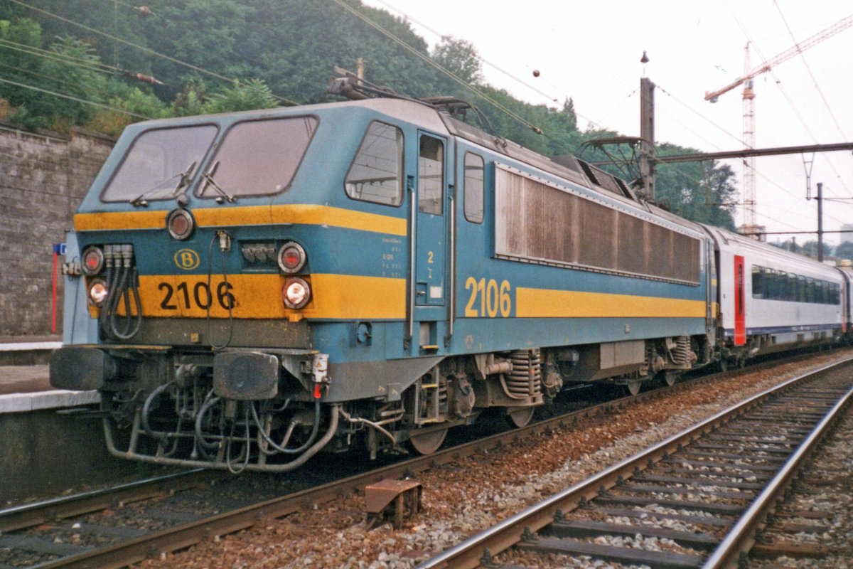 Frog's view on 2106 at Liége-Guillemins with an IC to Eupen on 10 September 1999.