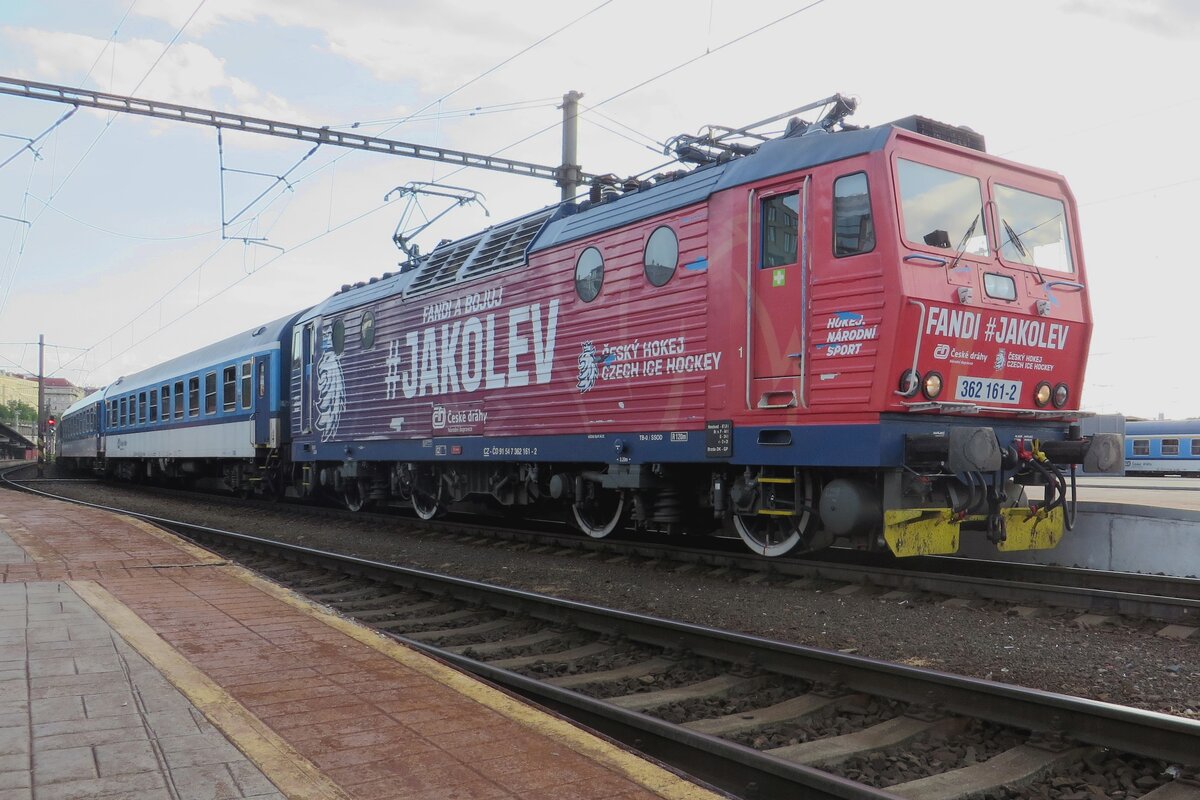 Frog's view on 362 161 -still wearing her advertising livery for Ice Hockey (about the Czech national sport) at Praha hl.n. on 12 JUne 2022.