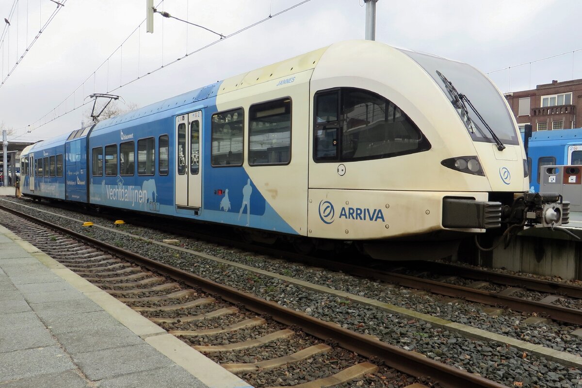 Frog's view on Blauwnet/Arriva 413 at Zwolle on 3 February 2022.